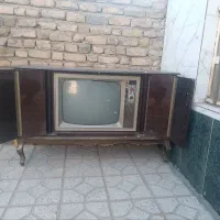 تلویزیون قدیمی کمدی و میز تلفن و چرخ خیاطی قدیمی|کلکسیون اشیاء عتیقه|تربت‌حیدریه, منظر|دیوار