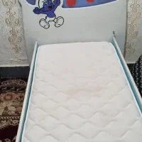 یک تخت خواب کودک و نوجوان همراه با تشک طبی