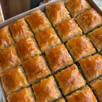 همکار خانم در جهت همکار ی درتولیدی شیرینجات باقلوا