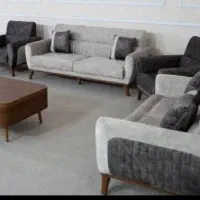 مبل و جلو مبلی رنگ بندی دارد