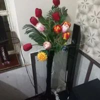 گل مصنوعی همراه با گلدان