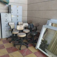 تعدادی آیینه وکمد