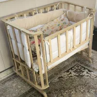 گهواره و تخت کنار مادر