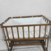 تخت کنار مادر