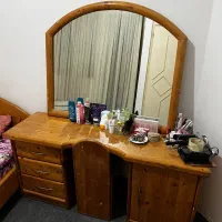 تخت دو نفره و میز اینه