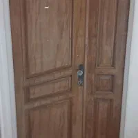 در ب چوبی آپارتمان