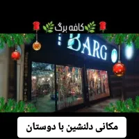 یک نفر خانم باریستا کار برای کافه