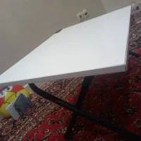 میز تحریر و لپتاپ