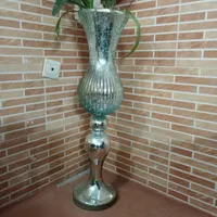 گلدان و گل های مصنوعی