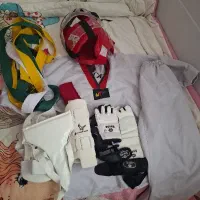 لباس تکواند با تجهیزات کامل و کمربند سفید زرد سبز