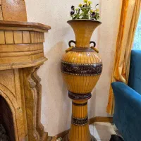 مجسمه و کوزه،گلدان کنار سالنی