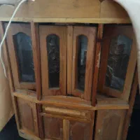 قفسه چوبی و قدیمی و چراغ دار