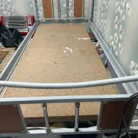 فروش یک عدد تختخواب فلزی و یک عدد میز تحریر
