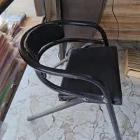 یک عدد صندلی نیمه راحتی