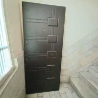 درب چوبی سالم با چشمی