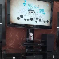 تلویزیون به همراه میز