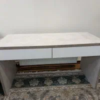 میز تحریر و کامپیوتر