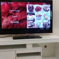 تلویزیون ال ای دی سامسونگ سری ۵ به همراه میز