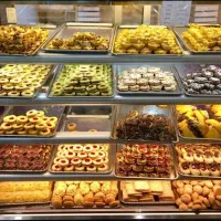 کارگر ساده خانم  در قنادی