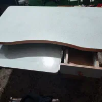 میز تحریر و کامپیوتر