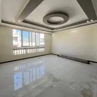 مغازه سر اصلی با نیم طبقه سقف بلند تابلو خور