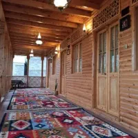 درو پنجره چوبی ویلا طرح سنتی با حال و هوای گیلان