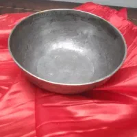 یک عدد کاسه قدیمی برنجی