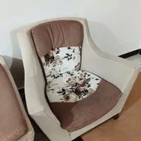 مبلمان همراه جلومبلی و گل میز موجود شد