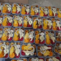 کارگر ساده خانم برای پوست کندن میوه