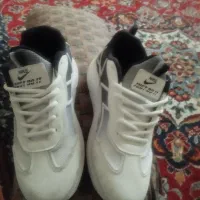 کفش کتونی نوپانخورده بخاطره یک شماک دارم میدم بره