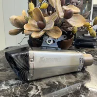 اگزوز آکروپاویچ سایلنسردار  درحد نو همراه هدرز