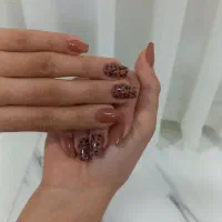 خدمات کاشت ناخن