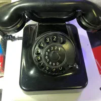 تلفن رو میزی قدیمی