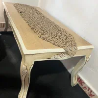 میز بزرگ و میز کوچک و گلدان و کابینت