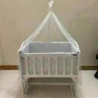 تخت گهواره ای کنار مادر