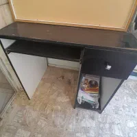 میز و کتابخانه