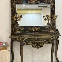 ایینه کنسول و یک جفت شمعدان