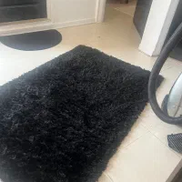 فرش مشکی کاملا سالم و در حد نو
