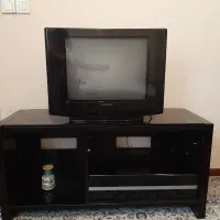 تلویزیون و میز چوبی خارجی