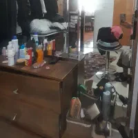 یک عدد میز ارایش چوبی