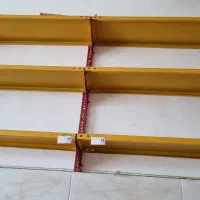 تعدادزیادی قفسه وچارچوب فلزی مغازه