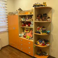 کمد نارنجی به همراه فرش