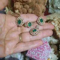 ست گوشواره و انگشتر و گردنی با سنگ سنتتیک زمرد|بدلیجات|بندر انزلی, ساحل قو|دیوار