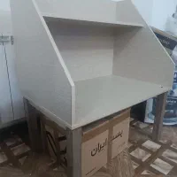 میز تحریر و کتابخانه