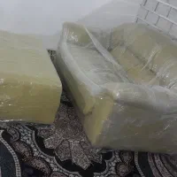 یه عدد مبل دو نفره همراه با میز در حد نو وسالم