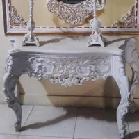کنسول و شمعدان .
