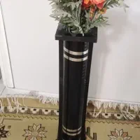 گل مصنوعی و گلدان چوبی