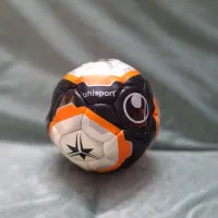 توپ فوتبال چمنی