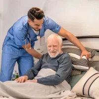 پرستار خانم برای سالمند اقای پوشکی