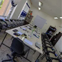 تعدادی‌ میز و صندلی